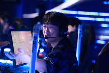 Vorz「試合中にVorzさんから『ビビらなくていいよ。お前らエイム強いから、オフアングルで立って、銃で倒して』と言われた。それを考えながらプレイした。」のサムネイル画像