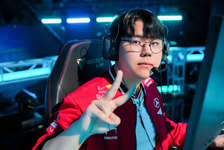 T1 iZu「目指す選手はFaker。彼はたくさんのトロフィーを獲っているが、何よりもT1に長年在籍し、今でも『レジェンド』として世界中に名前を馳せているところに憧れる。彼のような選手になりたい。」のサムネイル画像