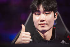 NS Francis「弱体化後にヨルを使ってみた時は『そんなに悪くない、まだいける』と思った。しかし、数試合後に『いや、ゴミ箱行きだ』と感じた。」のサムネイル画像